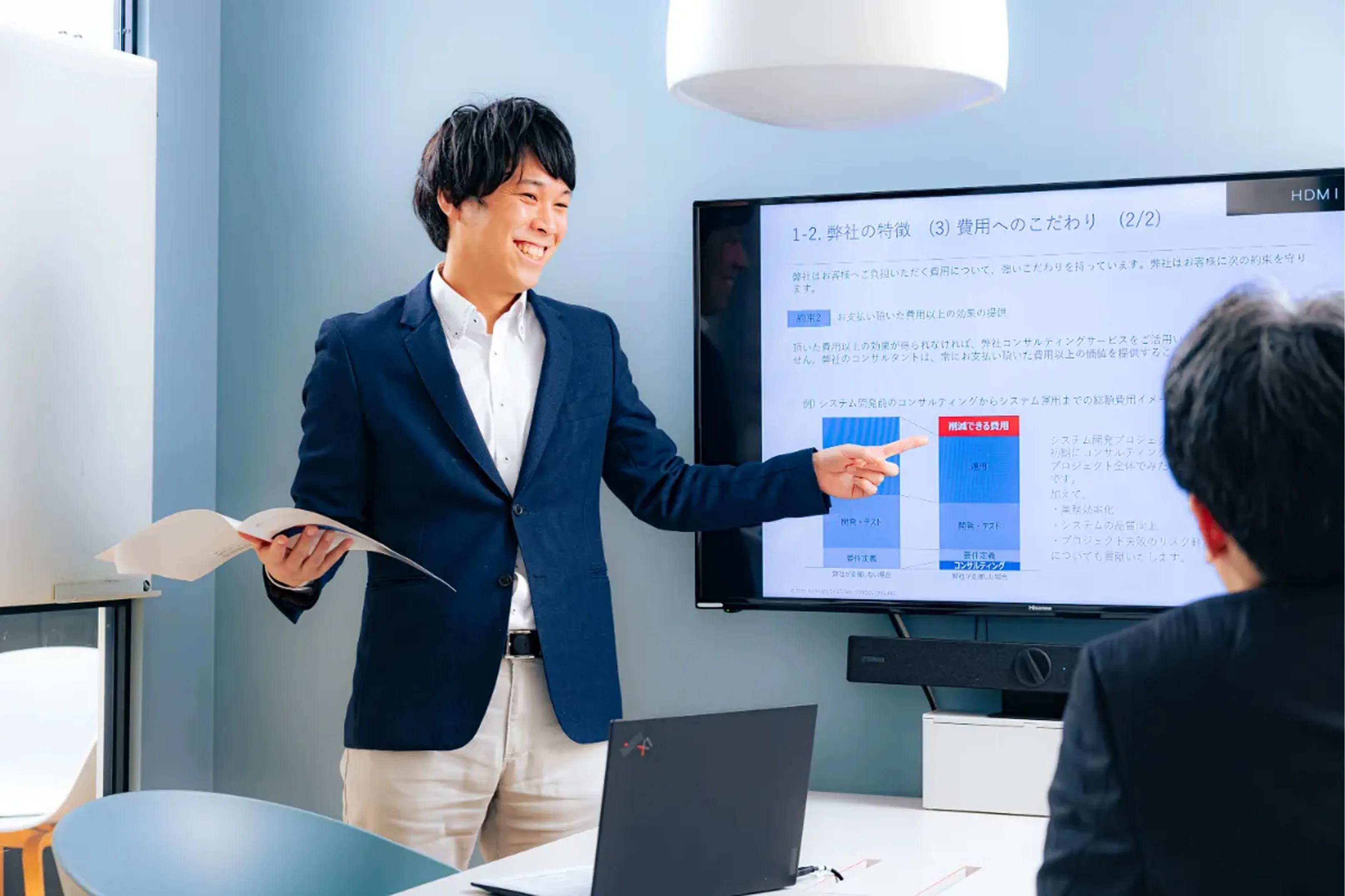 プレゼンをしている男性